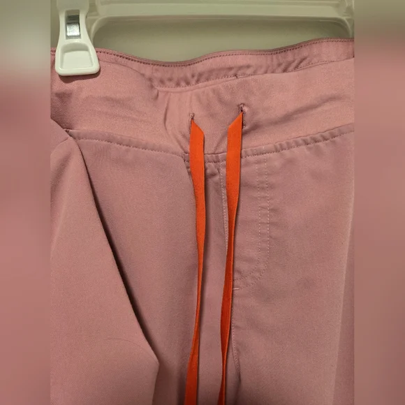 Figs Chalk Pink Scrub Set (Casma Top And Zamora Bottoms) - Size S - Picture 3 of 7